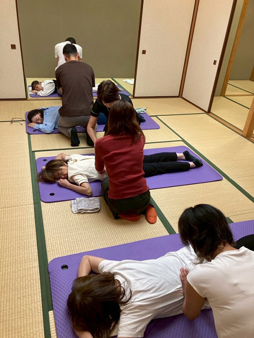 和室で腸もみの施術を実践するCHOセラピスト養成講座の様子