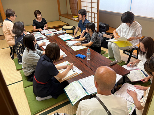 テキストで学ぶCHOセラピスト養成講座の理論編（座学）の様子