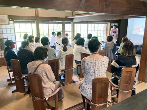 腸セラピー体験講座のセミナー風景