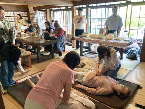 腸セラピー体験講座で施術を実践する参加者