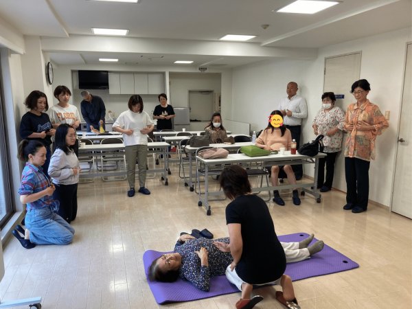 腸セラピー体験講座での施術デモンストレーション